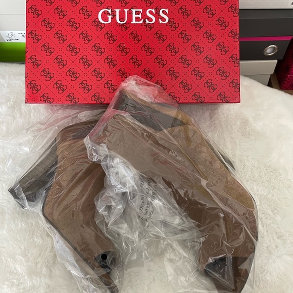 GUESS WOMEN’s BESY PEEP TOE ANKLE BOOTIE - Picture 3 of 14